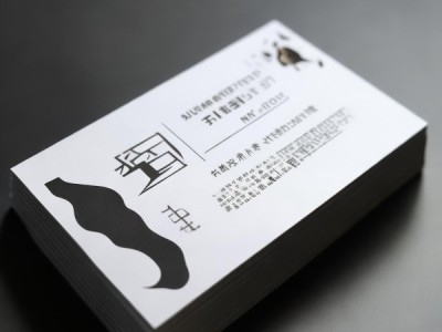 从设计到法律思考，双语名片设计与法律合规性解决方案