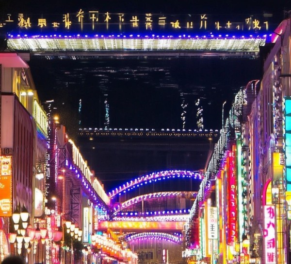 商贸街亮化工程顺利开展，城市之桥亮化计划顺利推进